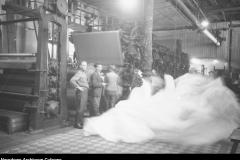 1948-49 Warszawskie Zakłady Papiernicze, pracownicy przed maszyną papierniczą (Wojskowa Agencja Fotograficzna)