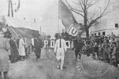 Z.S. Unia-Mirków w pochodzie 1-majowym w 1957 roku (źródło: Kronika RKS Mirków)