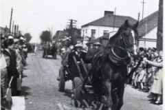Pochód w Jeziornie (zbiory Zdzisławy Kłoszewskiej) Lata 50-60 XX w.