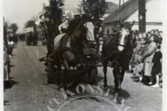 Pochód w Jeziornie (zbiory Zdzisławy Kłoszewskiej) Lata 50-60 XX w.