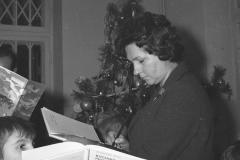 Literaci podczas świąt odwiedzają Dom Dziecka przy ul. Gąsiorowskiego (1967-1970, fot. Grażyna Rutkowska, zbiory NAC