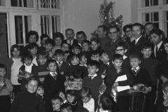 Literaci podczas świąt odwiedzają Dom Dziecka przy ul. Gąsiorowskiego (1967-1970, fot. Grażyna Rutkowska, zbiory NAC