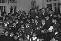 Literaci podczas świąt odwiedzają Dom Dziecka przy ul. Gąsiorowskiego (1967-1970, fot. Grażyna Rutkowska, zbiory NAC