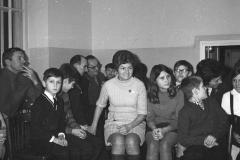 Literaci podczas świąt odwiedzają Dom Dziecka przy ul. Gąsiorowskiego (1967-1970, fot. Grażyna Rutkowska, zbiory NAC