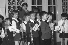 Literaci podczas świąt odwiedzają Dom Dziecka przy ul. Gąsiorowskiego (1967-1970, fot. Grażyna Rutkowska, zbiory NAC