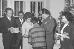 Literaci podczas świąt odwiedzają Dom Dziecka przy ul. Gąsiorowskiego (1967-1970, fot. Grażyna Rutkowska, zbiory NAC