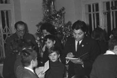 Literaci podczas świąt odwiedzają Dom Dziecka przy ul. Gąsiorowskiego (1967-1970, fot. Grażyna Rutkowska, zbiory NAC