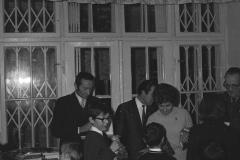 Literaci podczas świąt odwiedzają Dom Dziecka przy ul. Gąsiorowskiego (1967-1970, fot. Grażyna Rutkowska, zbiory NAC
