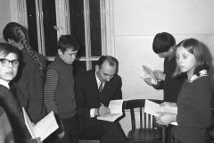 Literaci podczas świąt odwiedzają Dom Dziecka przy ul. Gąsiorowskiego (1967-1970, fot. Grażyna Rutkowska, zbiory NAC