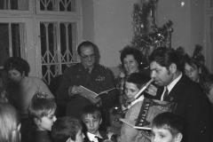 Literaci podczas świąt odwiedzają Dom Dziecka przy ul. Gąsiorowskiego (1967-1970, fot. Grażyna Rutkowska, zbiory NAC