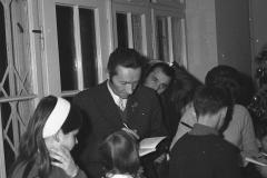 Literaci podczas świąt odwiedzają Dom Dziecka przy ul. Gąsiorowskiego (1967-1970, fot. Grażyna Rutkowska, zbiory NAC