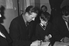 Literaci podczas świąt odwiedzają Dom Dziecka przy ul. Gąsiorowskiego (1967-1970, fot. Grażyna Rutkowska, zbiory NAC