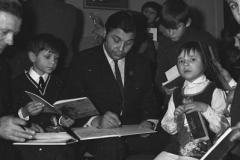 Literaci podczas świąt odwiedzają Dom Dziecka przy ul. Gąsiorowskiego (1967-1970, fot. Grażyna Rutkowska, zbiory NAC