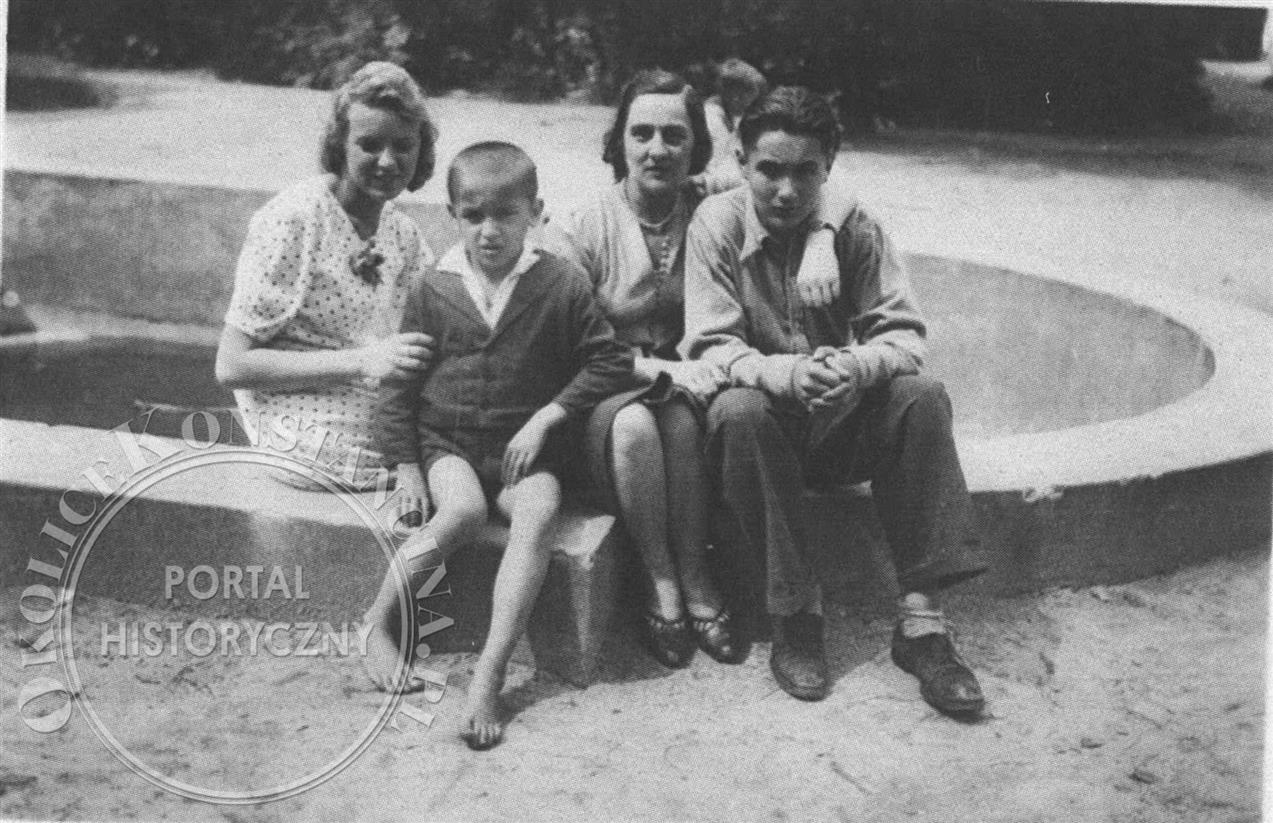 W ogrodzie Harcerskiego Domu Dziecka w willi Corso (ok 1943 r, zbiory Wojciecha Brańskiego)
