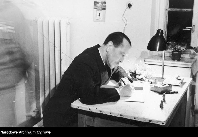 Przekazanie przez ambasadora Francji lampy kwarcowej Rozdzielczemu Domowi Dziecka w willi Nike przy ul. Wareckiej (1947 r źródlo NAC)