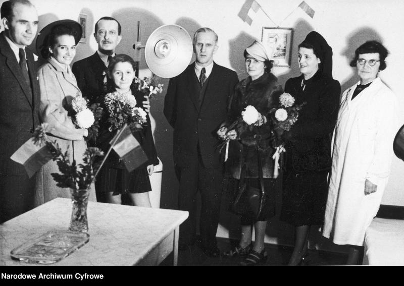 Przekazanie przez ambasadora Francji lampy kwarcowej Rozdzielczemu Domowi Dziecka w willi Nike przy ul. Wareckiej (1947 r źródlo NAC)