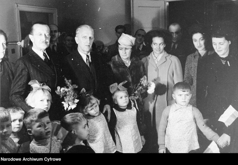 Przekazanie przez ambasadora Francji lampy kwarcowej Rozdzielczemu Domowi Dziecka w willi Nike przy ul. Wareckiej (1947 r źródlo NAC)