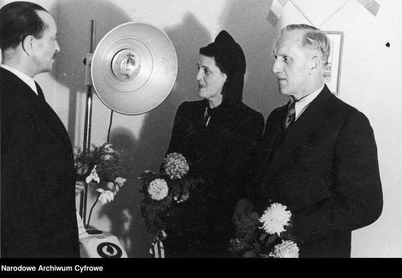 Przekazanie przez ambasadora Francji lampy kwarcowej Rozdzielczemu Domowi Dziecka w willi Nike przy ul. Wareckiej (1947 r źródlo NAC)