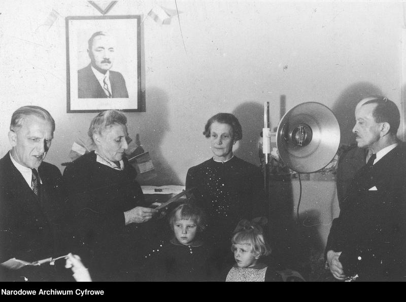 Przekazanie przez ambasadora Francji lampy kwarcowej Rozdzielczemu Domowi Dziecka w willi Nike przy ul. Wareckiej (1947 r źródlo NAC)