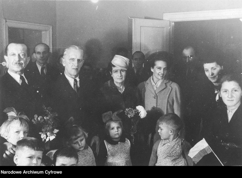 Przekazanie przez ambasadora Francji lampy kwarcowej Rozdzielczemu Domowi Dziecka w willi Nike przy ul. Wareckiej (1947 r źródlo NAC)