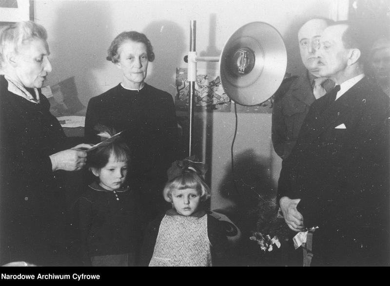 Przekazanie przez ambasadora Francji lampy kwarcowej Rozdzielczemu Domowi Dziecka w willi Nike przy ul. Wareckiej (1947 r źródlo NAC)