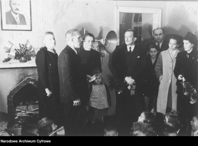 Przekazanie przez ambasadora Francji lampy kwarcowej Rozdzielczemu Domowi Dziecka w willi Nike przy ul. Wareckiej (1947 r źródlo NAC)