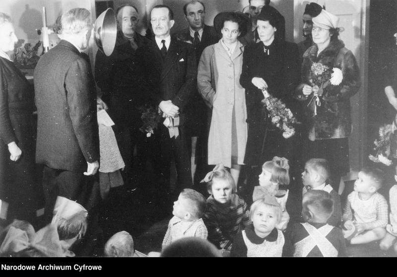 Przekazanie przez ambasadora Francji lampy kwarcowej Rozdzielczemu Domowi Dziecka w willi Nike przy ul. Wareckiej (1947 r źródlo NAC)