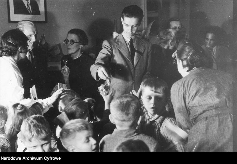 Przekazanie przez ambasadora Francji lampy kwarcowej Rozdzielczemu Domowi Dziecka w willi Nike przy ul. Wareckiej (1947 r źródlo NAC)