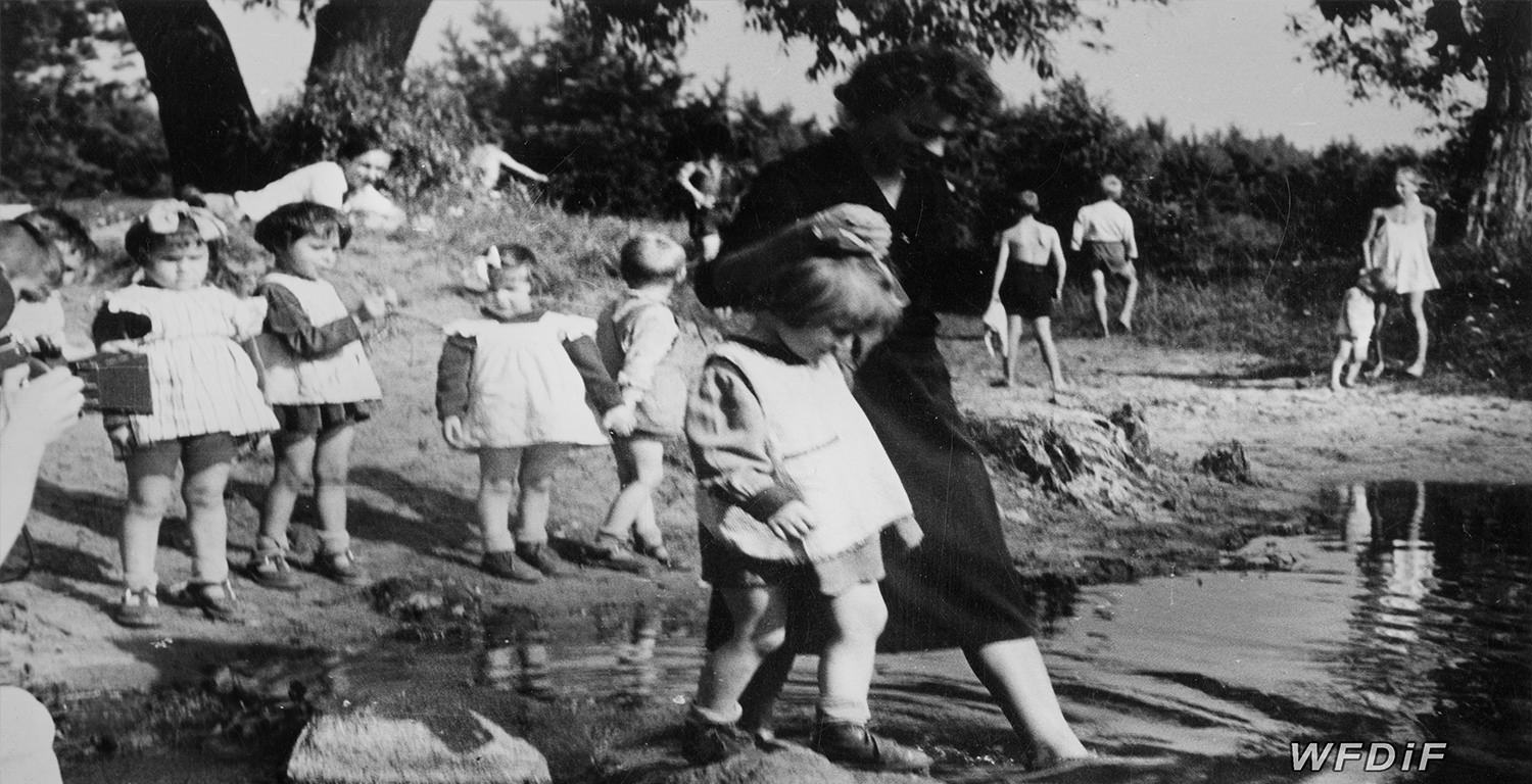 Dom Dziecka przy ul Gąsiorowskiego - 1958 r - kadr z filmu 'Sami na świecie' Danuty Halladin (WFDiF)