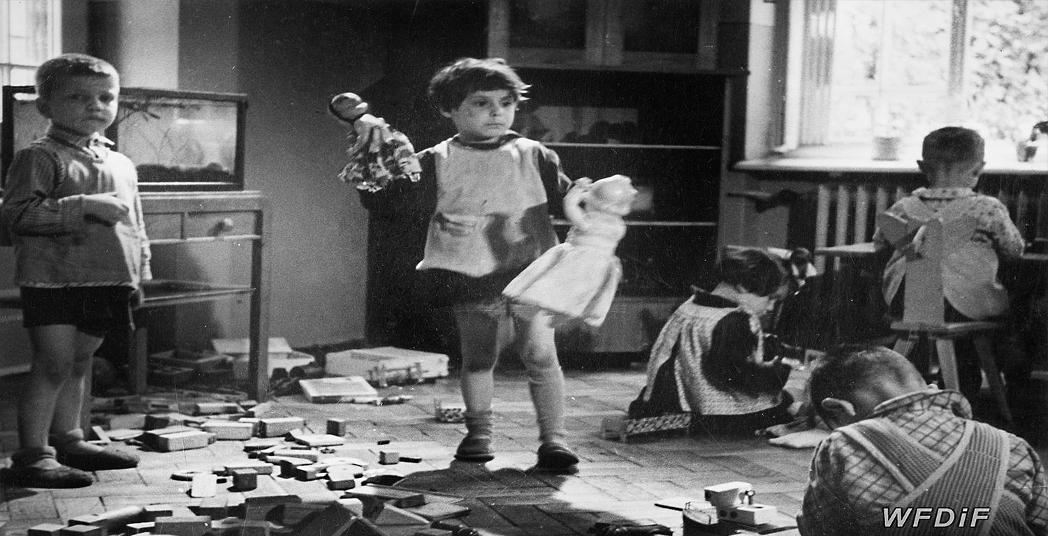 Dom Dziecka przy ul Gąsiorowskiego - 1958 r - kadr z filmu 'Sami na świecie' Danuty Halladin (WFDiF)