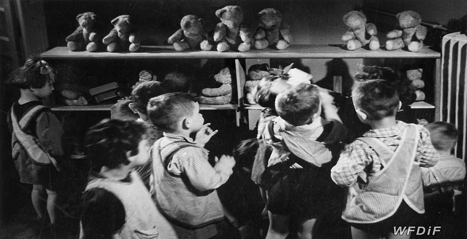 Dom Dziecka przy ul Gąsiorowskiego - 1958 r - kadr z filmu 'Sami na świecie' Danuty Halladin (WFDiF)