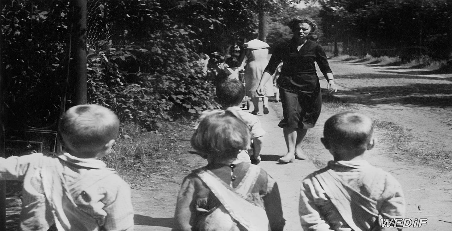 Dom Dziecka przy ul Gąsiorowskiego - 1958 r - kadr z filmu 'Sami na świecie' Danuty Halladin (WFDiF)