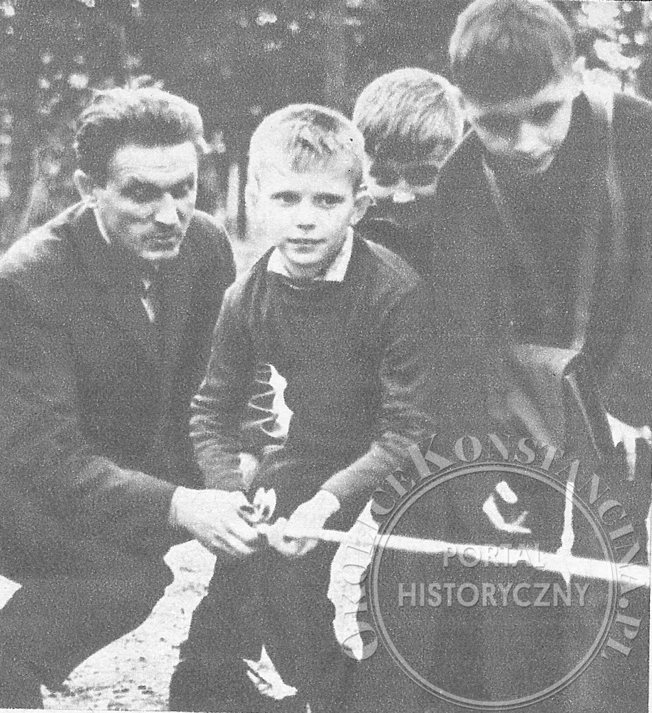 Stanisław Guszkowski z wychowankami Domu Dziecka w willi Ida - 1967 r (zbiory Adama Zyszczyka)