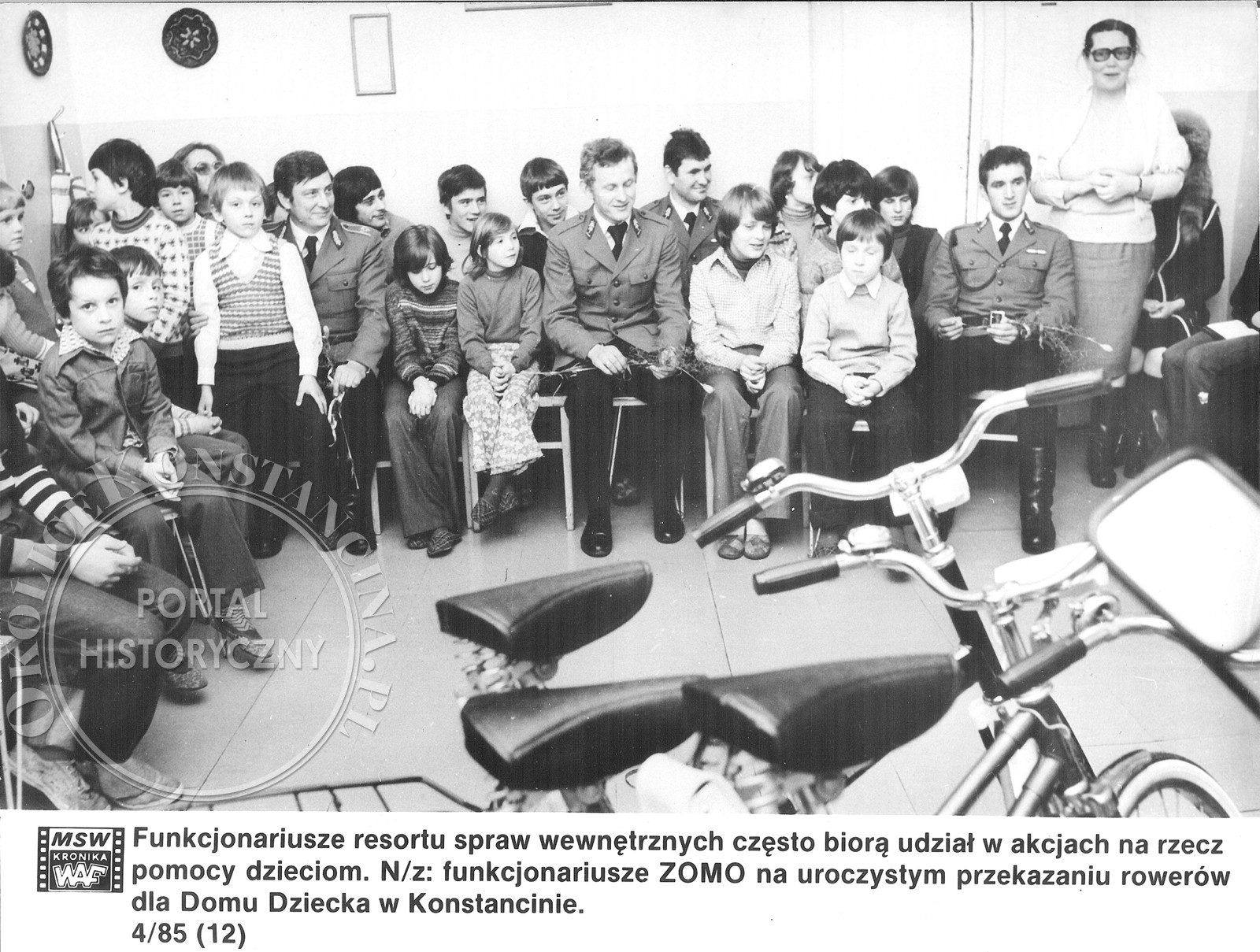 Przekazanie rowerów wychowankom Domu Dziecka przy ul. Gąsiorowskiego - 1985 r (zbiory Adama Zyszczyka)