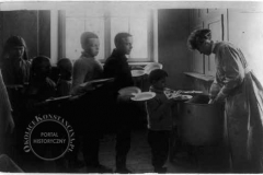 Metodystyczny Dom Dziecka w Klarysewie - kolejka po śniadanie (1919 r - źródło: ebay)