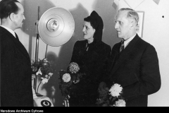 Przekazanie przez ambasadora Francji lampy kwarcowej Rozdzielczemu Domowi Dziecka w willi Nike przy ul. Wareckiej (1947 r źródlo NAC)