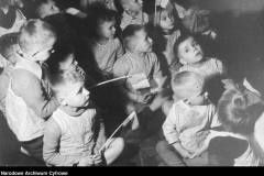 Przekazanie przez ambasadora Francji lampy kwarcowej Rozdzielczemu Domowi Dziecka w willi Nike przy ul. Wareckiej (1947 r źródlo NAC)