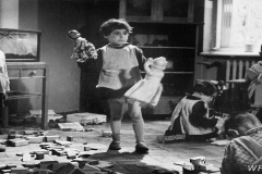 Dom Dziecka przy ul Gąsiorowskiego - 1958 r - kadr z filmu 'Sami na świecie' Danuty Halladin (WFDiF)