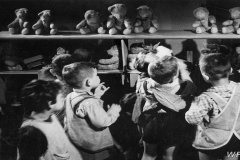 Dom Dziecka przy ul Gąsiorowskiego - 1958 r - kadr z filmu 'Sami na świecie' Danuty Halladin (WFDiF)