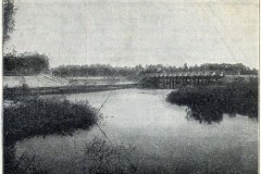1902. Kolejka wjeżdża do parku w Konstancinie. Widoczny stary układ Jeziorki.
