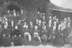 Poświęcenie gotowego kościoła w Konstancinie - uroczystość przed Casinem (1913 r, zbiory A. Zyszczyka)