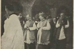 Nuncjusz Achilles Ratti (późniejszy papież Pius XI) w kościele w Konstancinie, 1919