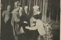 Nuncjusz Achilles Ratti (późniejszy papież Pius XI) w kościele w Konstancinie i mieszkanka Jeziorny, 1919