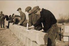 Odbudowa mostu w kwietniu 1940 roku przy udziale lokalnych cieśli, , "Rocznik Józefowski" nr 5