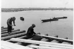 Odbudowa zniszczonego mostu, 1940, zb. Narodowe Archiwum Cyfrowe