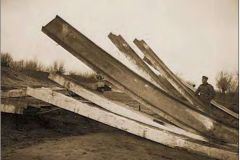Pozostałości mostu w listopadzie 1939 roku, "Rocznik Józefowski" nr 5