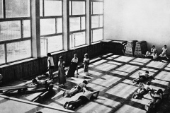 1F. 1974 r. Zajęcia rehabilitacyjne na sali gimnastycznej