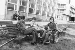 2H. lata 1973-5 Pacjenci i wychowawca Andrzej Pachniewicz na tle sali gimnastycznej