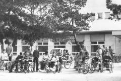 1L. 1973-1975 Pacjenci przed głównym wejściem do ośrodka