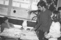 2G. lata 1976-77 zajęcia plastyczne/konkurs w ramach obchodów Dnia Dziecka